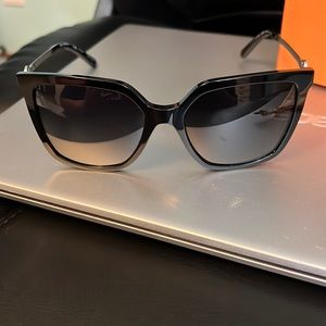 [NWT] Tory Burch Polarized Sunglasses - Black